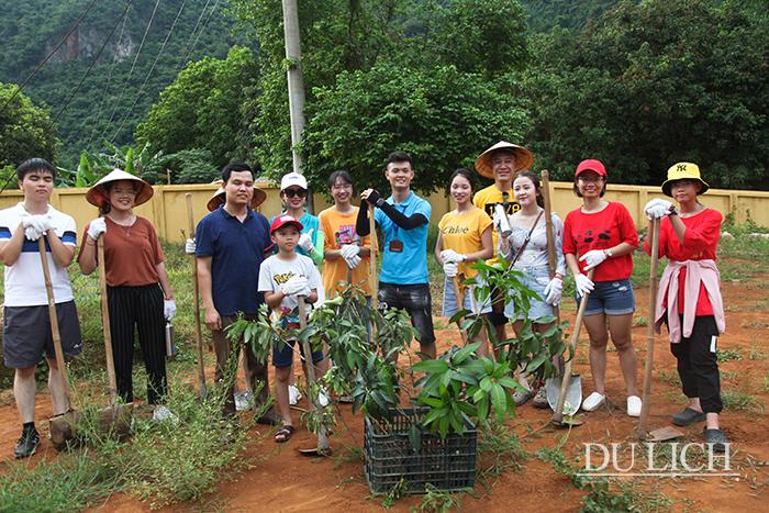 18 cây ăn trái được trồng trong khuôn viên trường TH-THCS Mai Hịch. Hiệu trưởng Nguyễn Hải Lý ghi nhận hoạt động ý nghĩa này và mong muốn sự kết nối, chung tay bảo vệ môi trường tiếp tục trong thời gian tới